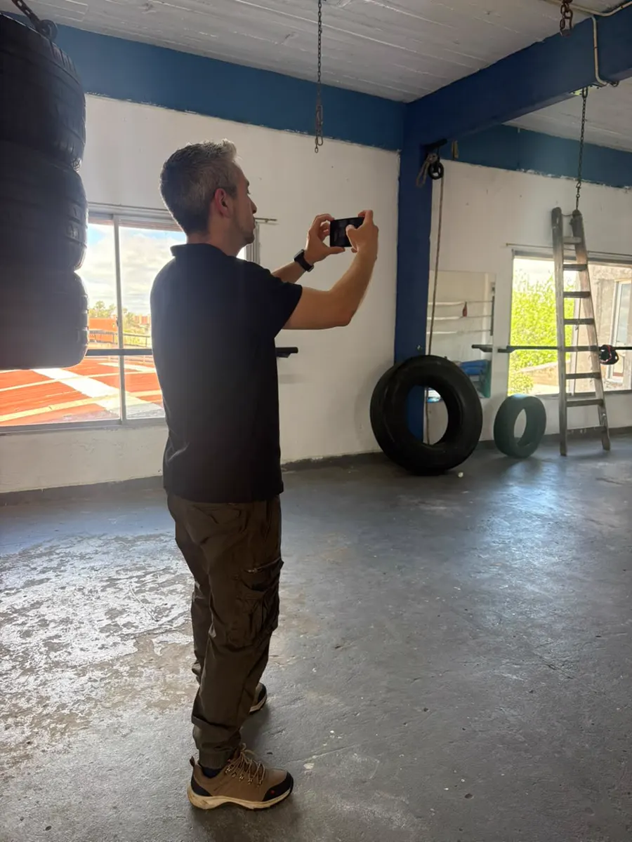Alexis Davidoff sacando fotos reales en un gimnasio de boxeo de Avellaneda
